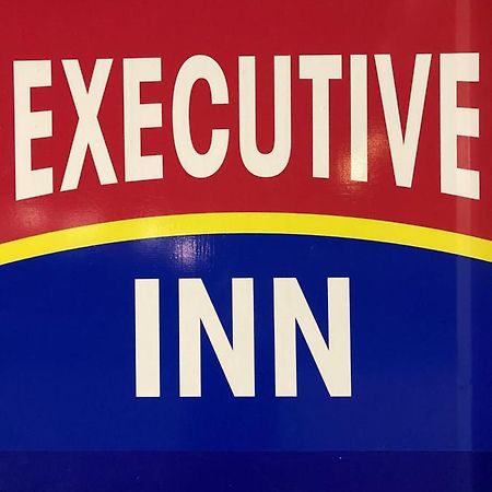 Executive Inn McPherson Экстерьер фото