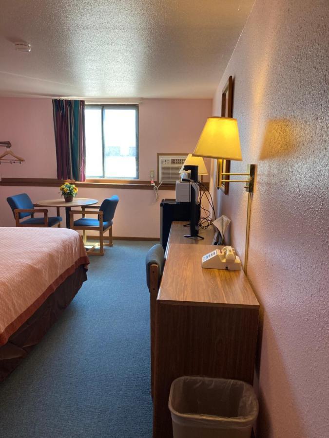 Executive Inn McPherson Экстерьер фото