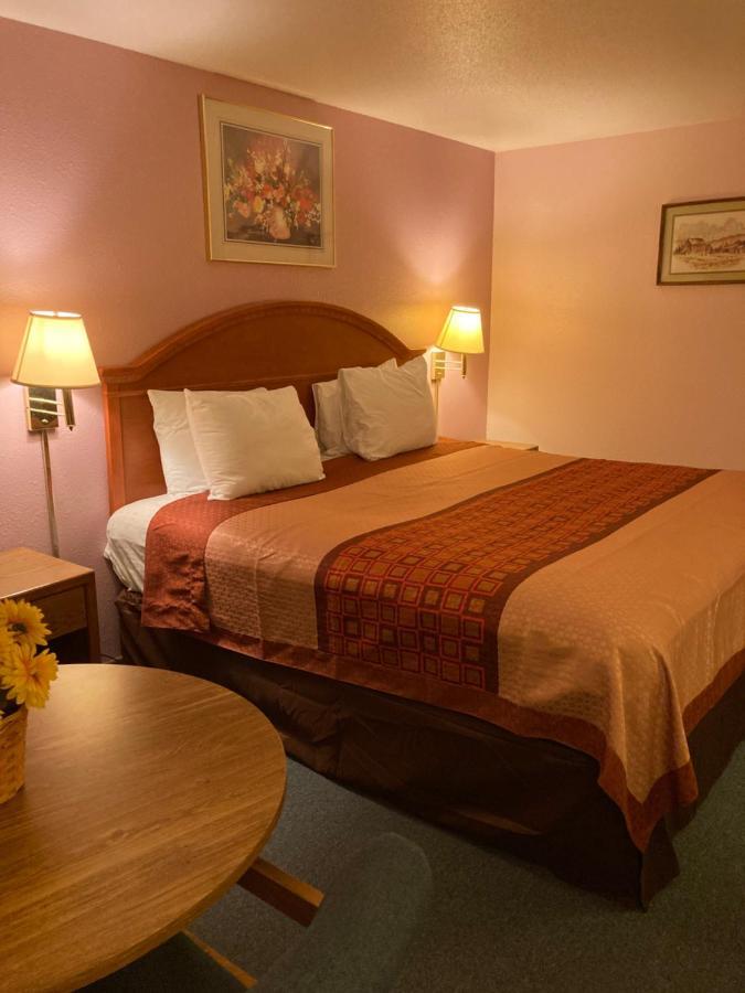 Executive Inn McPherson Экстерьер фото