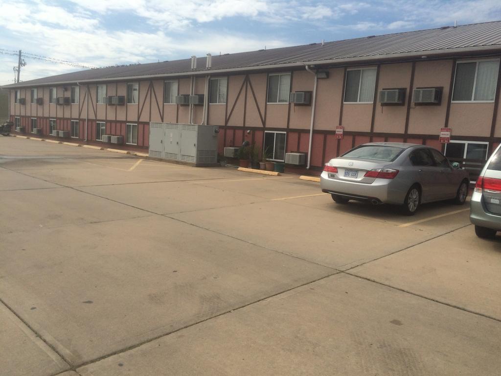 Executive Inn McPherson Экстерьер фото