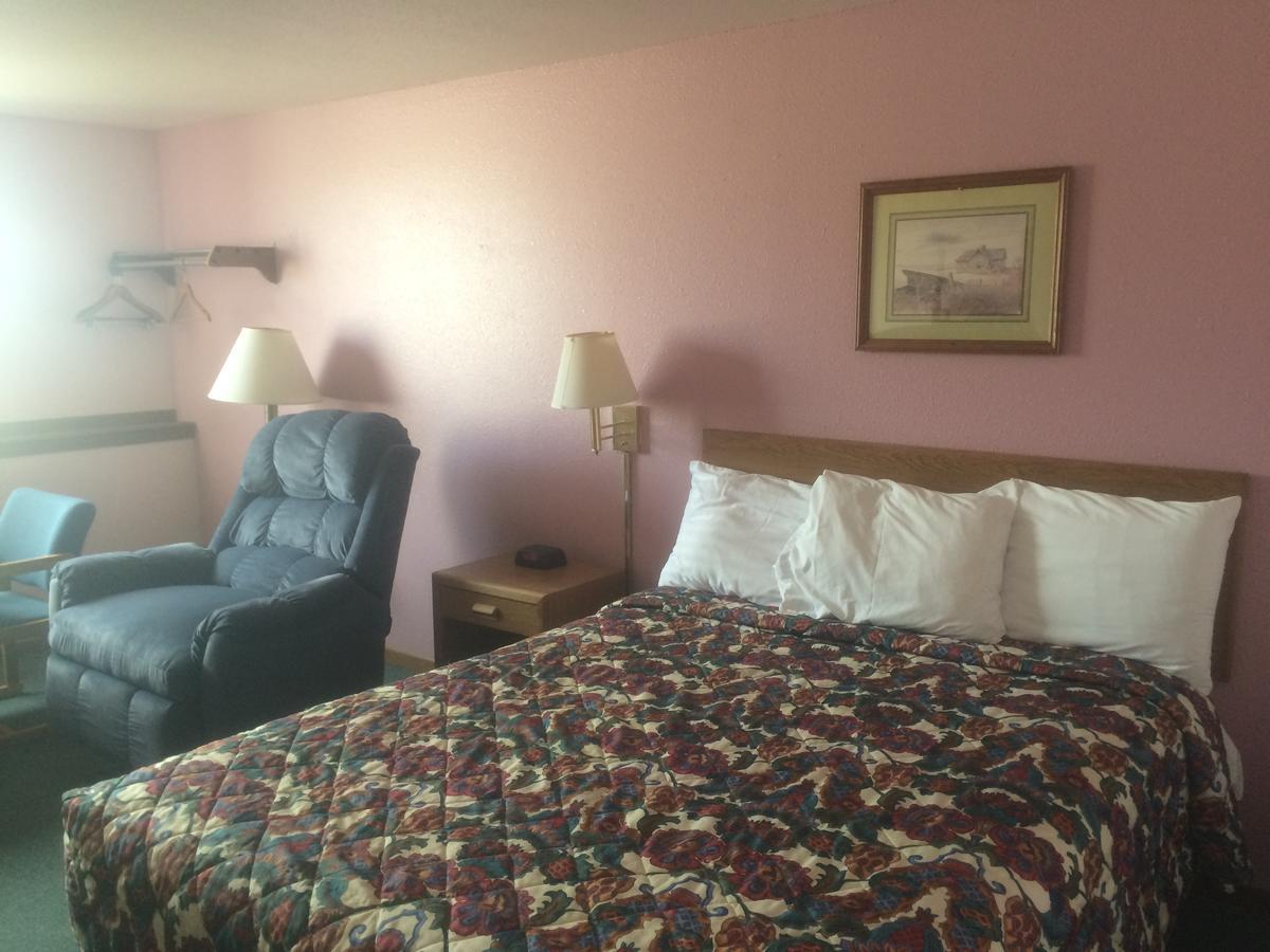 Executive Inn McPherson Экстерьер фото