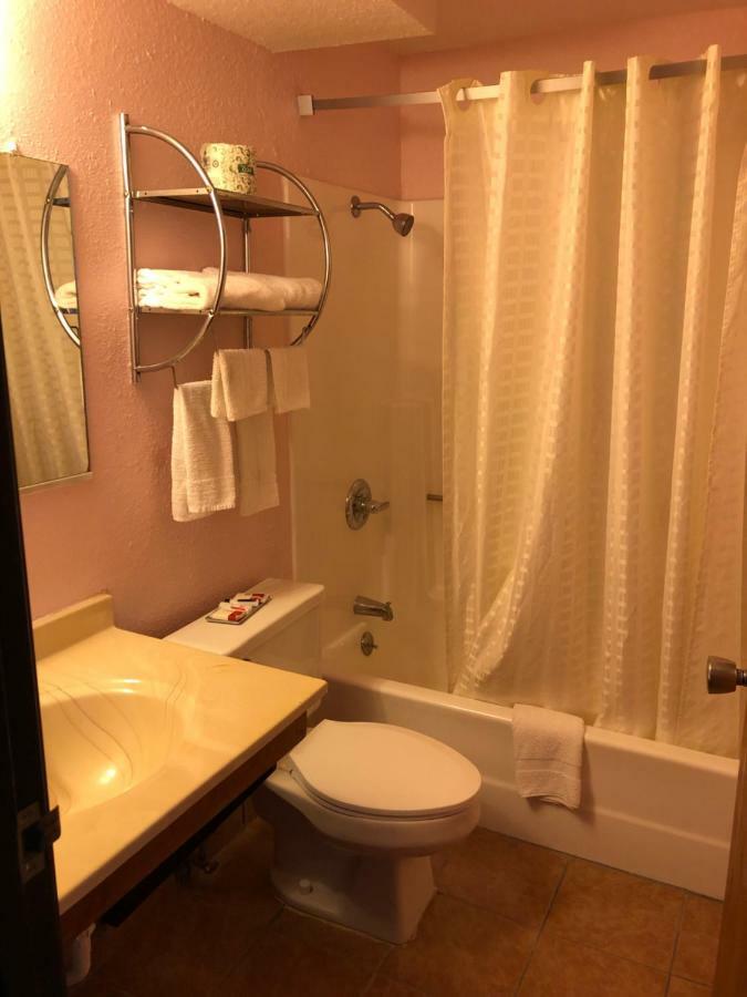 Executive Inn McPherson Экстерьер фото