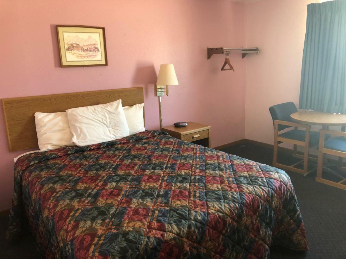 Executive Inn McPherson Экстерьер фото